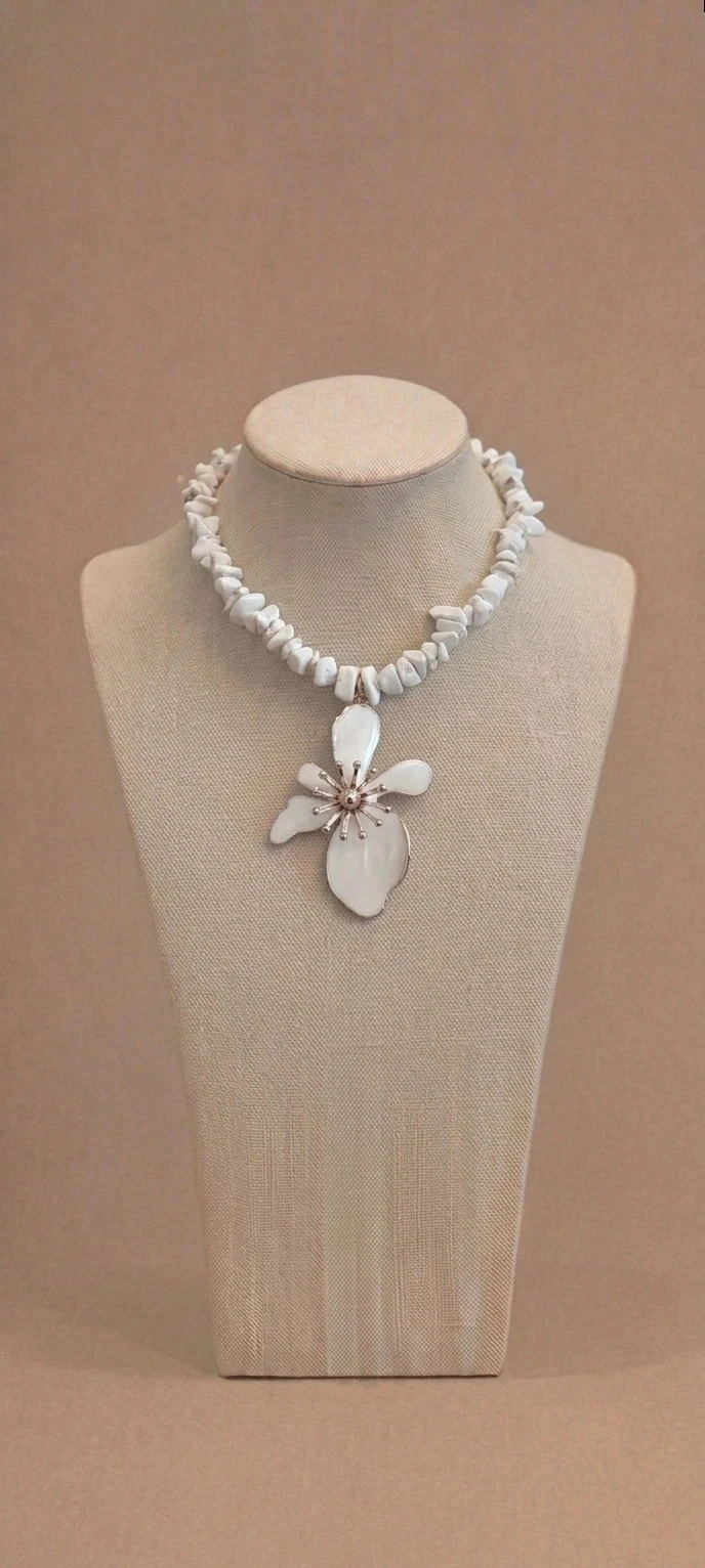 Collier ras du cou style Bohème, petites pierres et fleur blanche